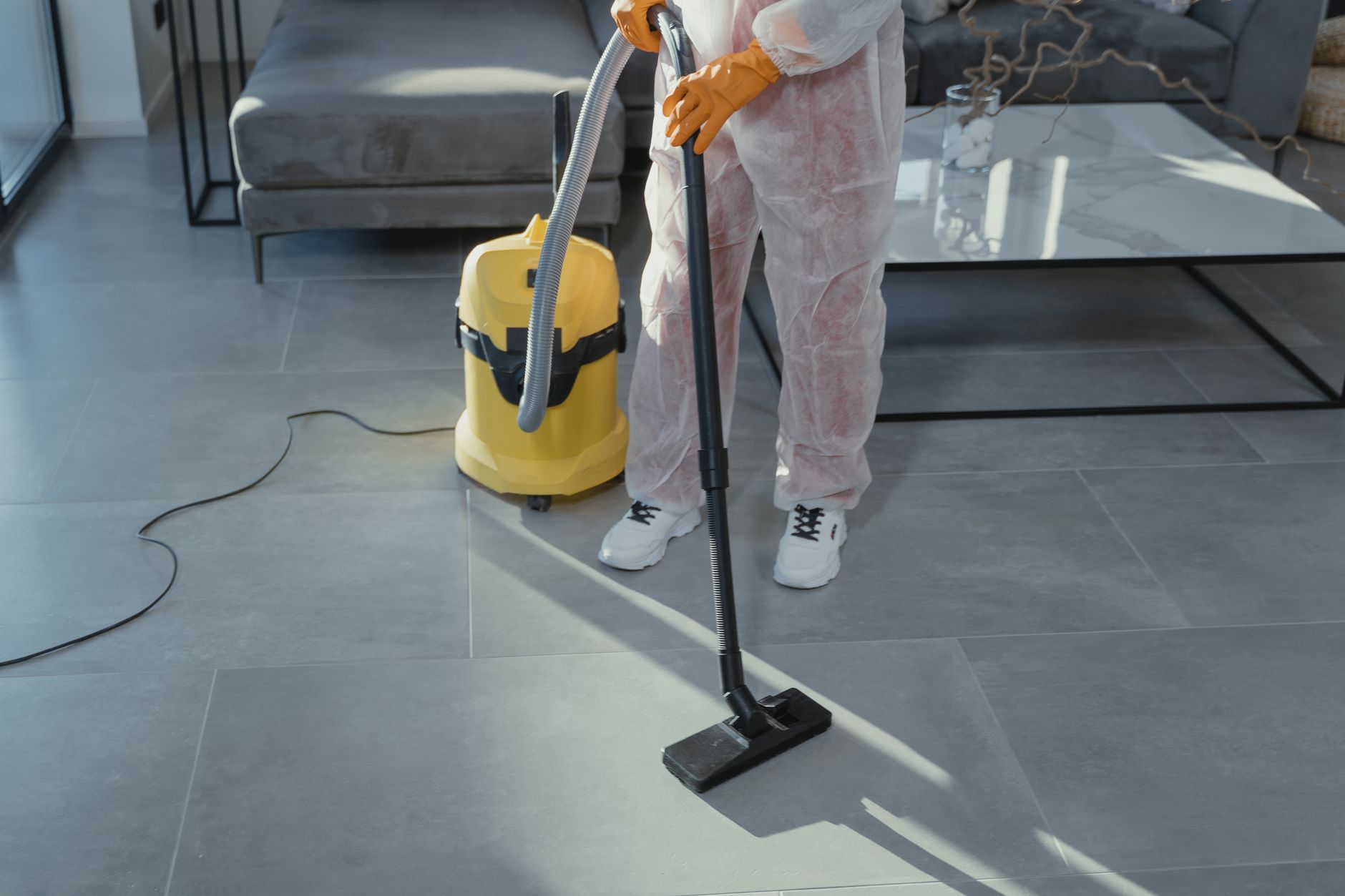 A certified mold remediation specialist from Edge Pro Mold Removal consulting with a homeowner in Garland, Texas.